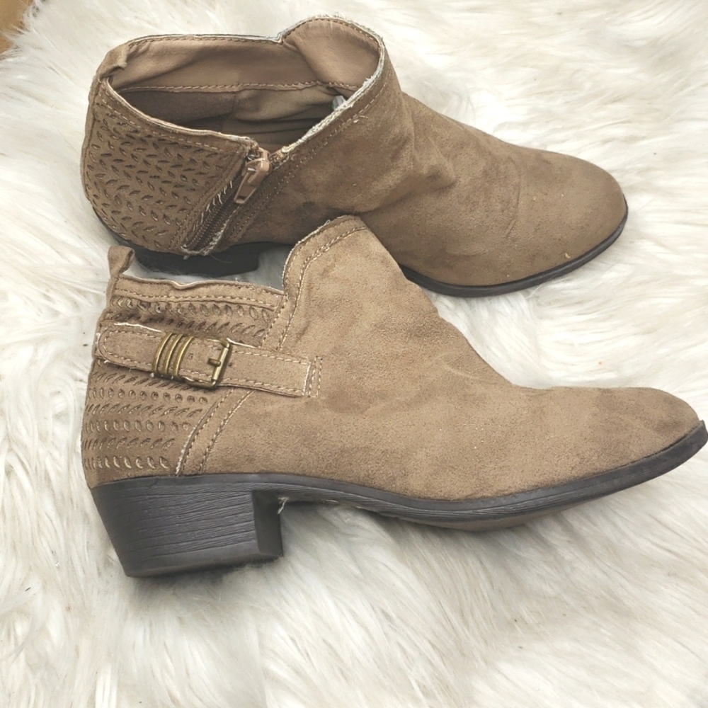 Me Too Tan Felicity Suede Ankle Fashion Boots Bootie Zip Side Size 6.5 M